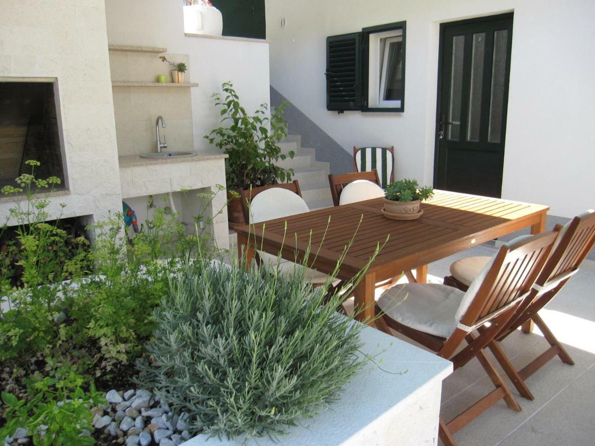 Apartments Kuzmanic Омиш Экстерьер фото